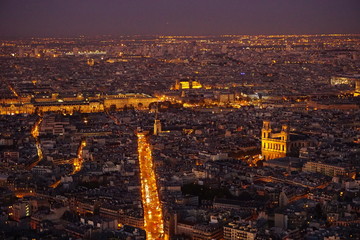 Ausblick auf die beleuchteten Straßen und Gebäude von Paris, Frankreich bei Nacht in Montparnasse