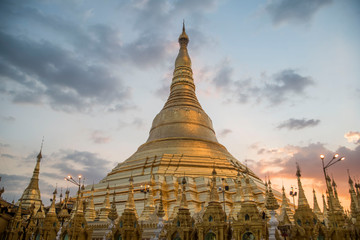 Fototapeta premium sunset over giant golden Shwedagon Pagoda in yangon myanmar