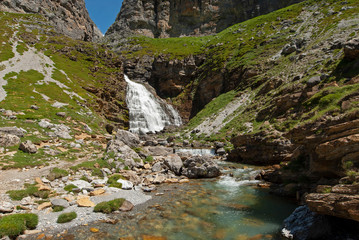 Cascada Cola de Caballo y río Arazas en el Parque Nacional de Ordesa y Monte Perdido, en el...