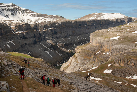 Grupo de monta&ntilde;eros descendiendo del refugio de Goriz, en el Parque Nacional del Ordesa y Monte Perdido, en el Pirineo aragon&eacute;s.
