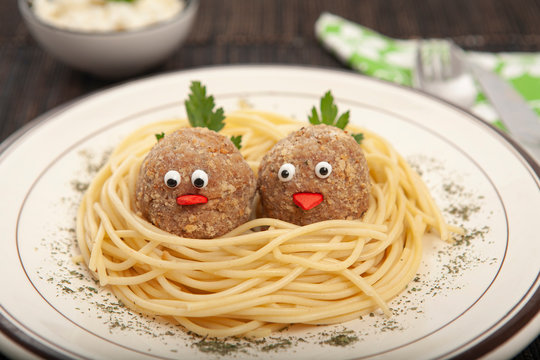 Entretenida forma de presentar la comida para los ni&ntilde;os. Espagueti en forma de nido de p&aacute;jaro.  