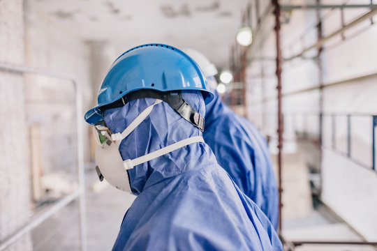 Arbeiter mit Schutzkleidung gegen Asbest 