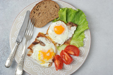 scrambled eggs with bacon, lettuce and tomatoes