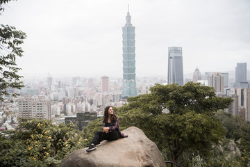 Fototapeta premium female traveler looking over taipei taiwan