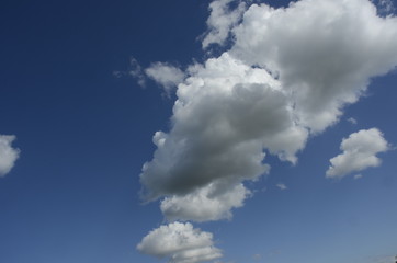 Gros nuage dans un ciel bleu