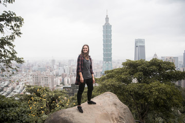 Obraz premium female traveler looking over taipei taiwan 