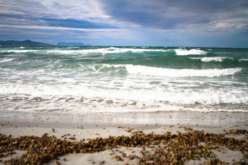 windigen Sardinien am Meer mit hohen Wellen