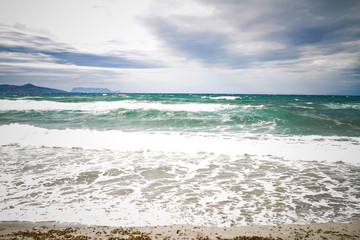 windigen Sardinien am Meer mit hohen Wellen