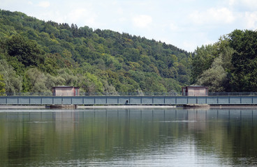 Fototapeta na wymiar Stauwehr auf der Donau bei Ulm