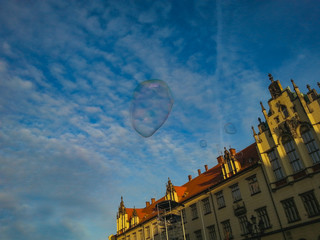 Obraz premium Bubbles flying in sky of Wroclaw 