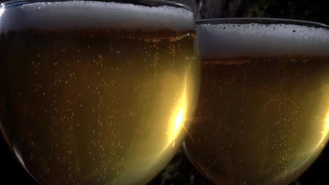 Boisson p&eacute;tillante, bi&egrave;re artisanale, ap&eacute;ro au soleil