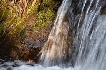 Wasserfall mit Moos und Sonne, Schatten