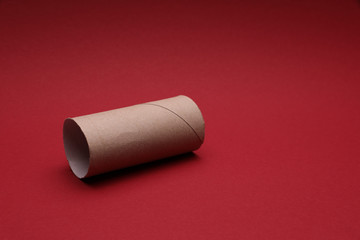 Leere Rolle Toilettenpapier auf Farbhintergrund