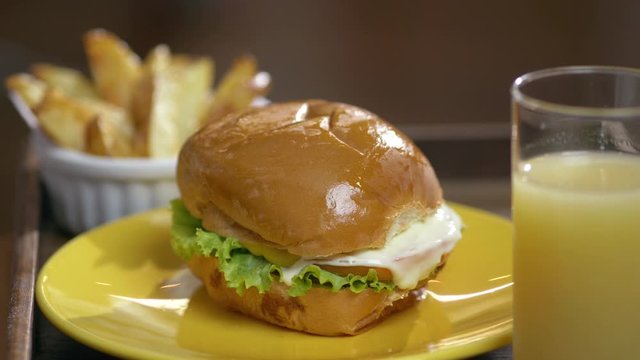 Bandeja de hamb&uacute;rguer com fritas e suco