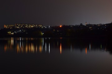 Obraz premium małe miasto nocne światła odbite w wodzie