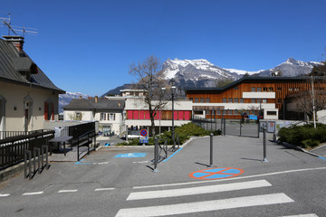 Passag piéton devant le groupe scolaire Marie Paradis. Etablissement scolaire. Aiguille de Warens. Alpes françaises. Saint-Gervais-les-Bains. Haute-Savoie. France.