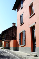 Façades d'habitations orange et blanche en bordure de route. Saint-Gervais-les-Bains. Haute-Savoie. France.