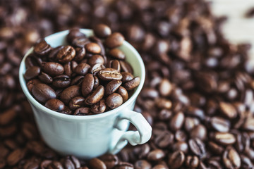 Fond grains de café et tasse