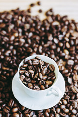 Fond grains de café et tasse