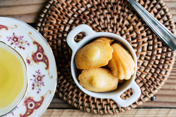 Petites madeleines dans un récipient blanc