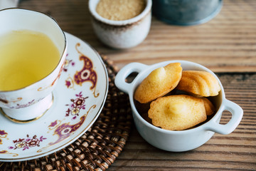 Biscuits mini madeleines et tasse de thé