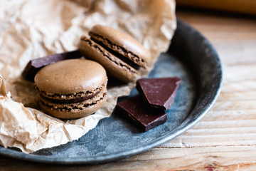 Macarons au chocolat et brisures de chocolat noir
