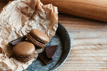 Macarons au chocolat et brisures de chocolat noir