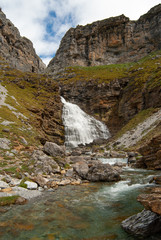 Fototapeta na wymiar Cascada Cola de Caballo y río Arazas en el Parque Nacional de Ordesa y Monte Perdido, en el Pirineo aragonés.