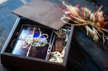 Wedding package for photographers with a wood box with a wood pen drive and pictures