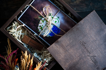 Wedding package for photographers with a wood box with a wood pen drive and pictures
