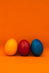 Fototapeta na wymiar Ostereier vor orangem Hintergrund. Easter eggs on orange background.