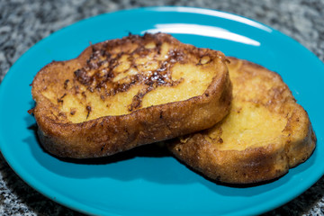 Torrijas, pan mojado en leche y rebozado en huevo. Postre tradicional de España en Semana Santa.