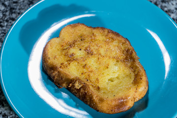 Torrijas, pan mojado en leche y rebozado en huevo. Postre tradicional de España en Semana Santa.
