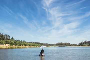 hombre pescando en el lago