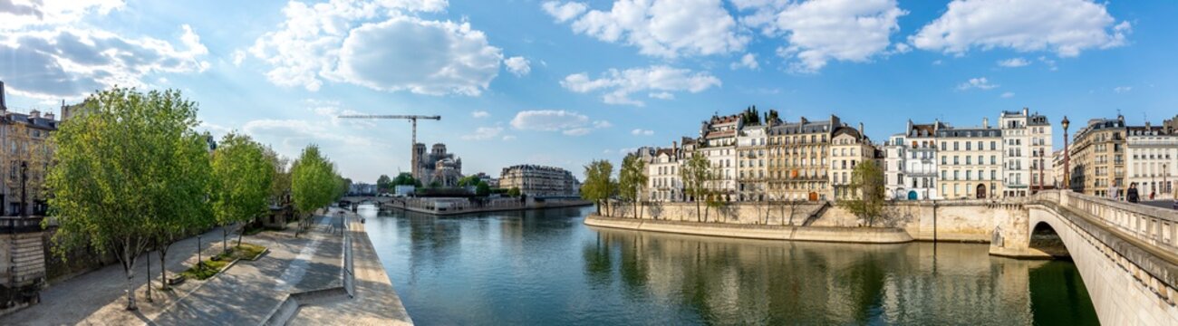 Paris. 24th day of containment because of Covid-19. View of Notre Dame cathedral and Saint Louis island. There is no one on the banks of the Seine because of containment measures