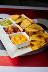 Totopos y acompañamientos