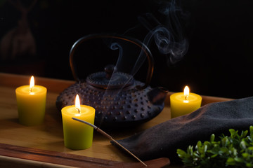 Obraz premium Wooden tray with teapot and ornamental objects from oriental culture. Selective focus