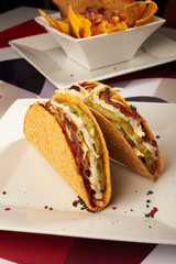 Tacos dorados crujientes de carne al pastor