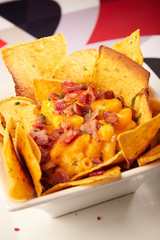 Totopos dorados con salsa de macarrones