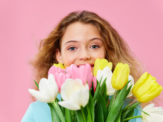 Obraz na płótnie Canvas young woman with tulips