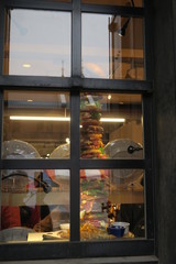 窓越しにみえるハンバーガーのあるお店