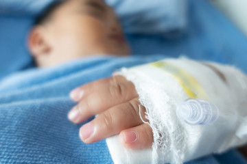 Obraz na płótnie Canvas close-up sick 2-year-old child hands sleeps in the hospital.