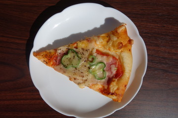 白い皿の上のピザパン