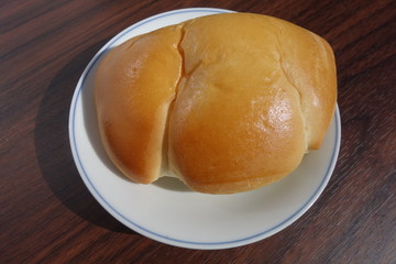 白い皿の上のクリームパン