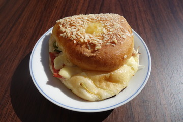 白い皿の上の総菜パン