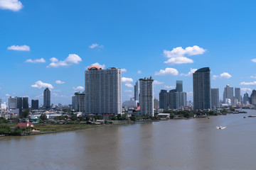 Fototapeta na wymiar The city is by the river.