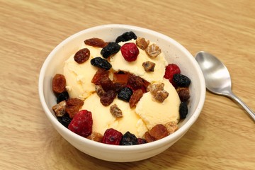 バニラアイス（ドライフルーツ添え）