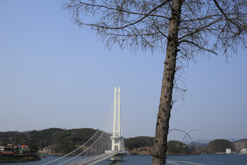 흰색 교량과 호수가 보이는 아름다운 풍경