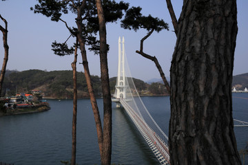 Obraz premium 흰색 교량과 호수가 보이는 아름다운 풍경