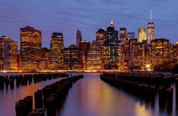 Obraz premium Waterfront skyline of New York City at night